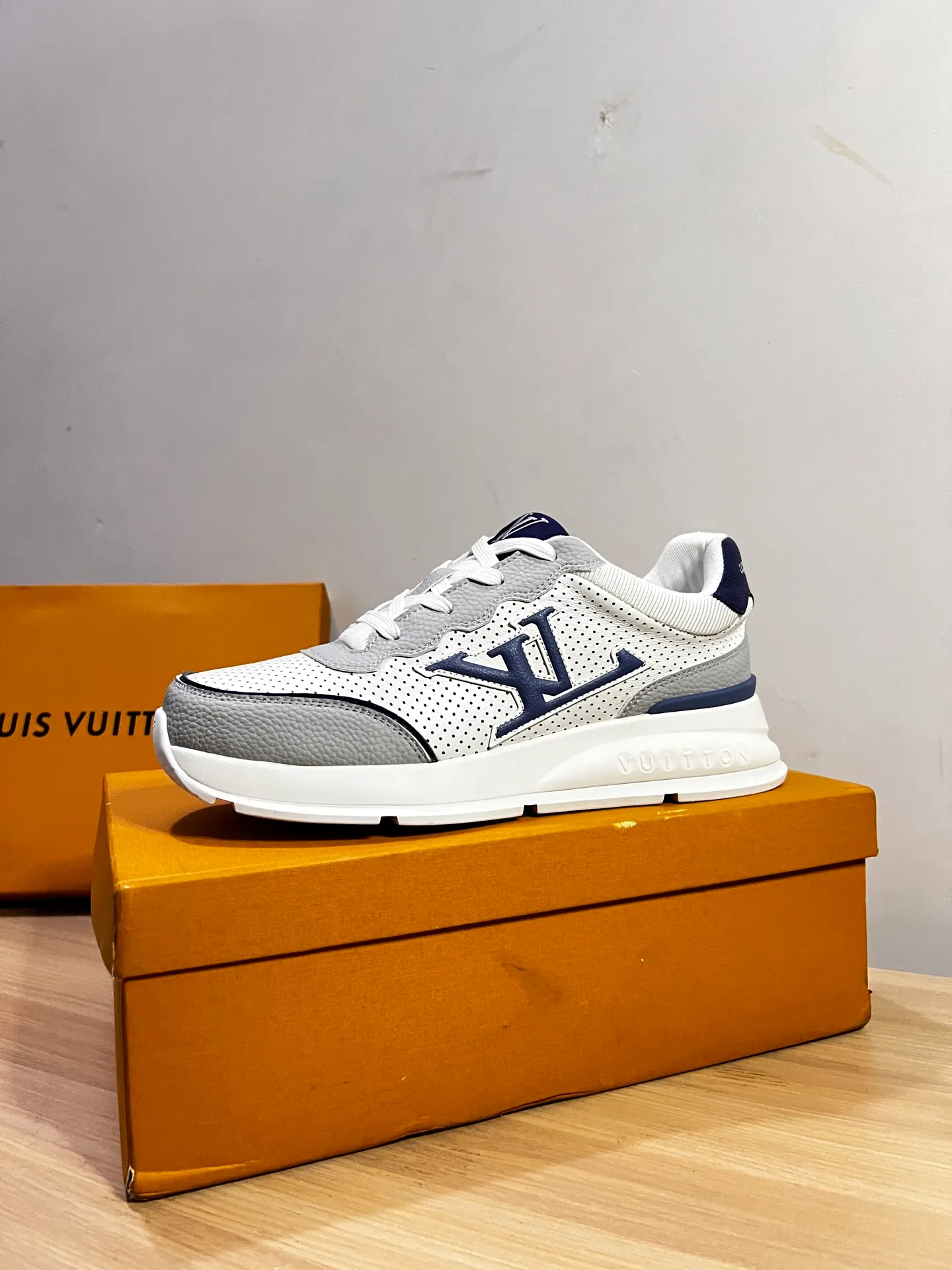 Factory price: 438💰LV men's classic casual sneakers. This sneaker is made of soft cow leather and has a classic logo. The classic logo shapes the elegant upper. The thick yet lightweight rubber outsole is embossed with the Louis Vuitton logo. The padded insole and technical lining once again upgrade the comfort experience. The calfskin lining imported from Italy is high-end and comfortable, and the original outsole is light and wear-resistant! Purely handmade, details determine quality! Size: 38-45, customized 45